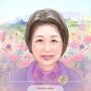 花畑の背景で微笑む年配の女性の写真